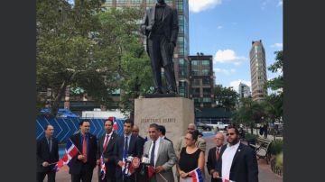 El congresista Espaillat al frente de la estatua de Duarte en el Bajo Manhattan.