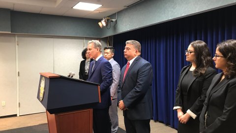 Los fiscales generales Eric Schneiderman y Eric González criticaron duramente a 'La Migra' en la rueda de prensa.
