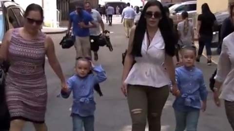 Las menores llegaron junto a su madre, su tía y la abogada de El Chapo.