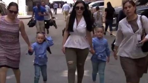 Las menores llegaron junto a su madre, su tía y la abogada de El Chapo.