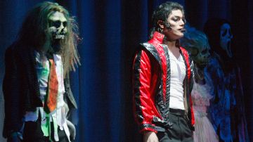 Artistas interpretan "Thriller" en el escenario durante el concierto por los 45 años de Michael Jackson en el Orpheum Theatre de Los Angeles, California. (Frazer Harrison/Getty Images)