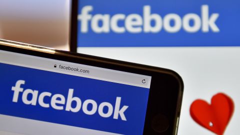 Casi cualquiera puede espiar las cuentas de Facebook.