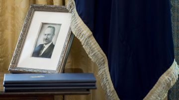 La foto del padre del presidente Trump en la Oficina Oval.