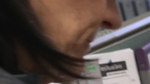 Inmigrantes acuden a centros de ayuda para que los orienten sobre sus casos.