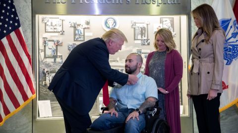 El presidente Trump entregó su primera medalla en abril.