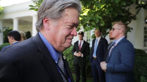 Steve Bannon es ubicado como de extrema derecha.