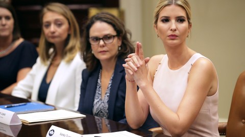 Ivanka Trump se reunió con esposas de militares.
