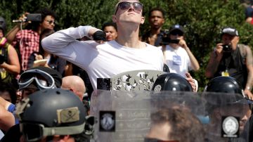 Imagen tomada durante la marcha de blancos nacionalistas, neo-Nazis y miembros de la "alt-right" durante la marcha "Unite the Right"que terminó en violento enfrentamiento en Charlottesville, Virginia.  (Chip Somodevilla/Getty Images)