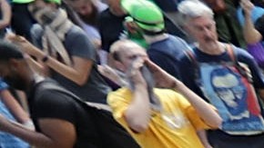 Grupos de "Alt-Left" y "Antifa" frente a miembros de grupos "Alf-Right" o extrema derecha.