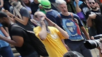 Grupos de "Alt-Left" y "Antifa" frente a miembros de grupos "Alf-Right" o extrema derecha.