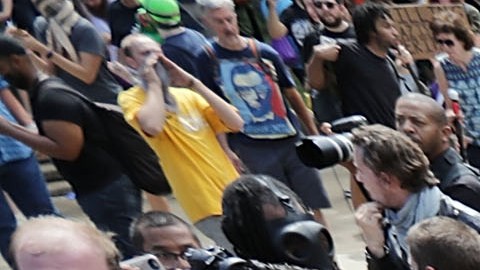 Grupos de "Alt-Left" y "Antifa" frente a miembros de grupos "Alf-Right" o extrema derecha.