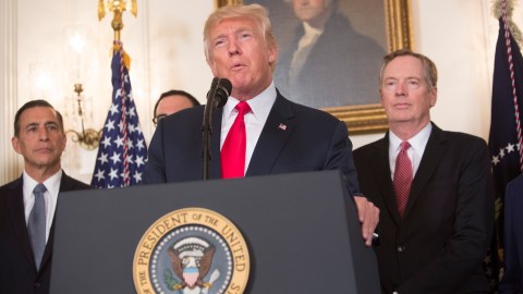 El presidente Trump y Robert Lighthize (derecha), representante Comercial de EEUU.