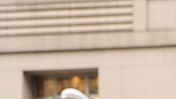 Varios carteles en contra del movimiento nazi pudieron verse en las inmediaciones de la Torre Trump.