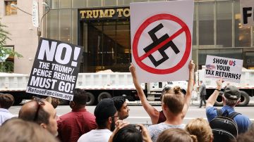 Varios carteles en contra del movimiento nazi pudieron verse en las inmediaciones de la Torre Trump.
