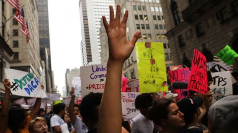 Miles de personas han participado en marchas para defender DACA.