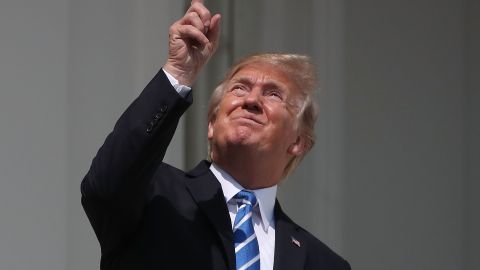 El mensaje fue publicado el mismo día que Trump vio directo al Sol.