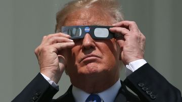 El presidente tardó en ponerse los lentes.