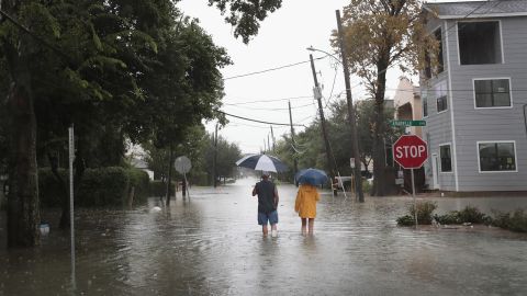 Miles de personas acudieron a refugios por ayuda.