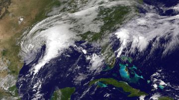 Harvey se mantiene en el Golfo de México, pero cerca de territorio de EEUU.