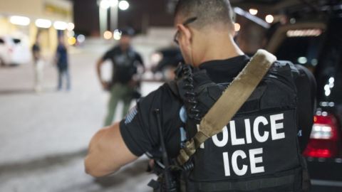 En sus operativos, los agentes de ICE revisan a otros posibles objetivos.