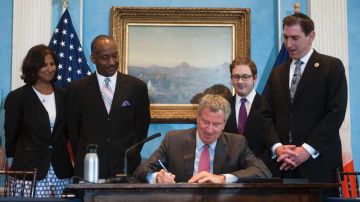 El Alcalde durante la firma de 27 nueveas leyes para proteger a los neoyorquinos
