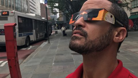 Para proteger sus ojo, los expertos sugieren utilizar gafas de eclipse certificadas ISO 12312-2, que son recomendadas por la Sociedad Astronómica Americana.