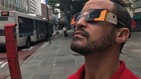 Para proteger sus ojo, los expertos sugieren utilizar gafas de eclipse certificadas ISO 12312-2, que son recomendadas por la Sociedad Astronómica Americana.