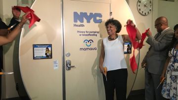 La comisionada del Departamento de Salud de Nueva York, la doctora Mary T. Bassett, al inaugurar el primer cuarto de lactancia móvil ubicado en el vestíbulo del Museo de los Niños en Brooklyn.