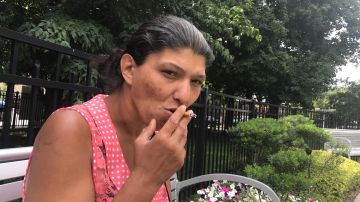 Teresa González, quien tiene más de 23 años fumando, asegura que no dejará de hacerlo aunque suba el precio de los cigarrillos.