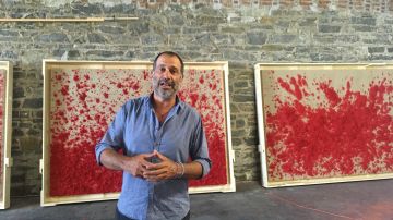 El artista Bosco Sodi en su estudio en Brooklyn.