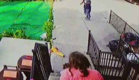 La madre del menor salió de la vivienda y confrontó al hombre.