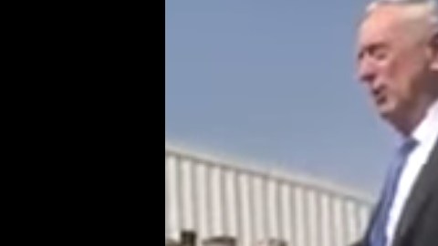 El secretario de Defensa ante soldados.