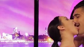 La pareja inició con un beso apasionado que pasó a mayores.