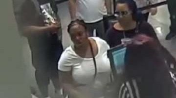 Luego del robo de las tarjetas, las delincuentes compraron en un Footlocker.
