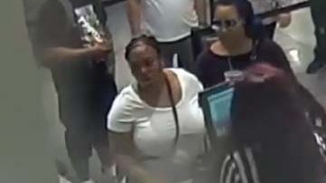 Luego del robo de las tarjetas, las delincuentes compraron en un Footlocker.