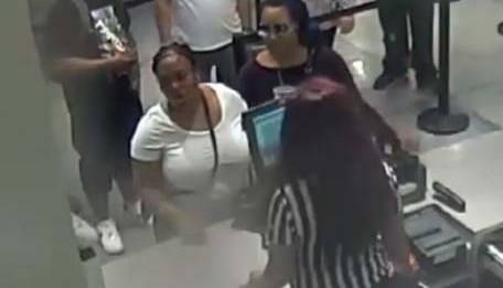 Luego del robo de las tarjetas, las delincuentes compraron en un Footlocker.