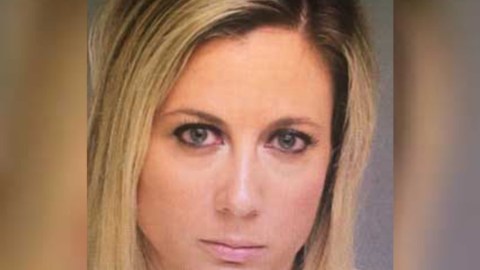 La maestra de 31 años, Laura Ramos, enfrentaría hasta 10 años de prisión de ser hallada culpable de los cargos.