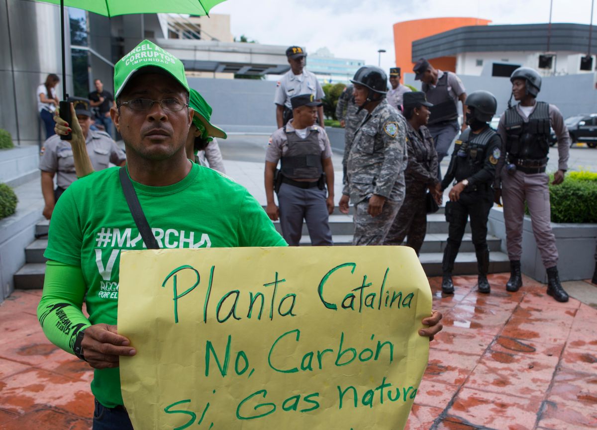 Miembros del colectivo dominicano Marcha Verde protestan frente a las oficinas de la empresa brasileña Odebrecht, en Santo Domingo (República Dominicana). 