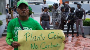 Miembros del colectivo dominicano Marcha Verde protestan frente a las oficinas de la empresa brasileña Odebrecht, en Santo Domingo (República Dominicana).