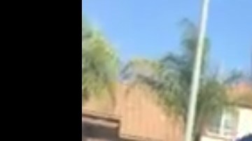 La señora se ve furiosa, pero no parece haber motivo.