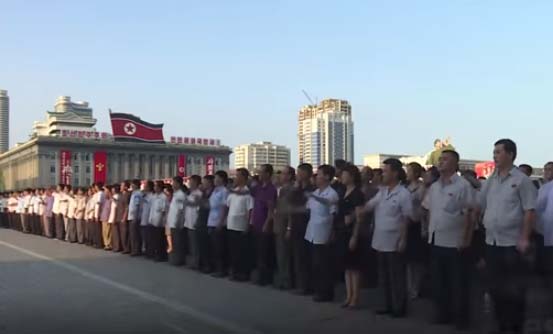 Los norcoreanos marcharon por la plaza Kim Il Sung.