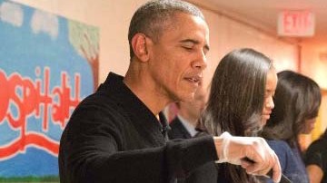 La foto en realidad fue tomada en el 2015 en medio de una cena para personas sin hogar en Washington.