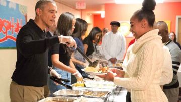 La foto en realidad fue tomada en el 2015 en medio de una cena para personas sin hogar en Washington.