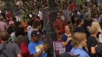 Manifestantes en contra se congregaron en el vecindario Roxbury.