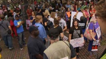 Manifestantes en contra se congregaron en el vecindario Roxbury.
