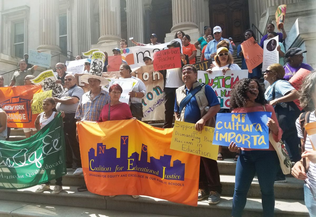 Decenas de padres y activistas exigen a la Ciudad que inicie los entrenamientos de maestros contra prejuicios.