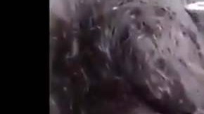 La mujer no se da cuenta que la graban.