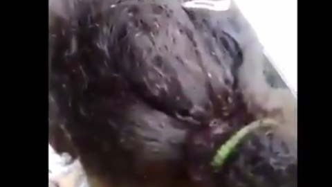 La mujer no se da cuenta que la graban.