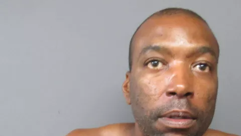 James King fue descubierto por la policía mientras limpiaba los platos sucios en una casa de New Jersey.