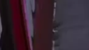 El NYPD ha hecho públicas las imágenes de una cámara de seguridad en las que se ve al sospechoso con una gorra de béisbol roja.